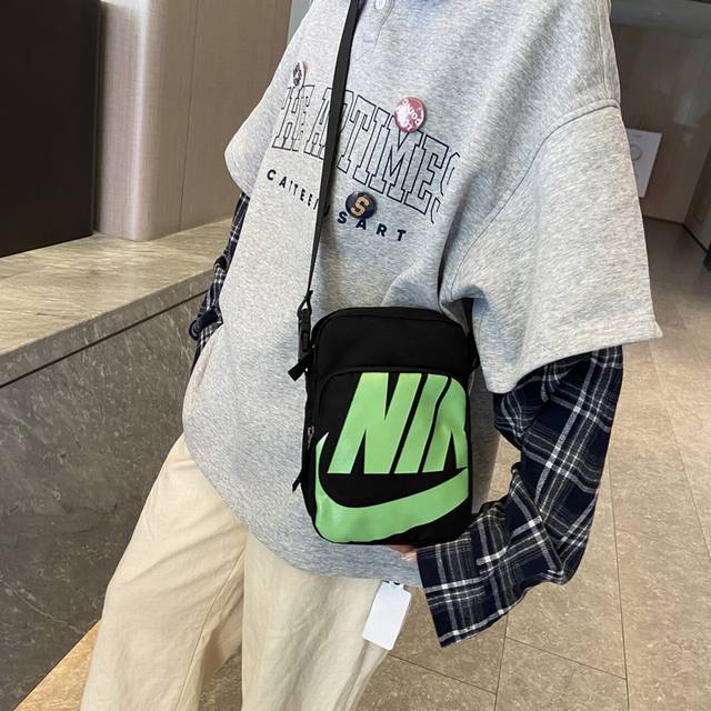 50，Nike耐克 街头潮流个性休闲斜挎包男女同款时尚百搭休小挎包户外运动便携单肩包手机包 尺寸:23×16×8