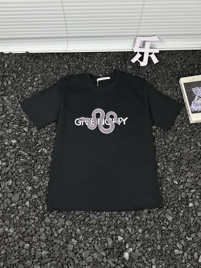 100 - Givenchyss25 落肩百搭薄款春夏最新蛇年缠绕Logo印花直筒短袖T恤 宽松休闲短袖T恤 男女同款 - 渴望舒适与百搭的朋友们，纪梵希这款短