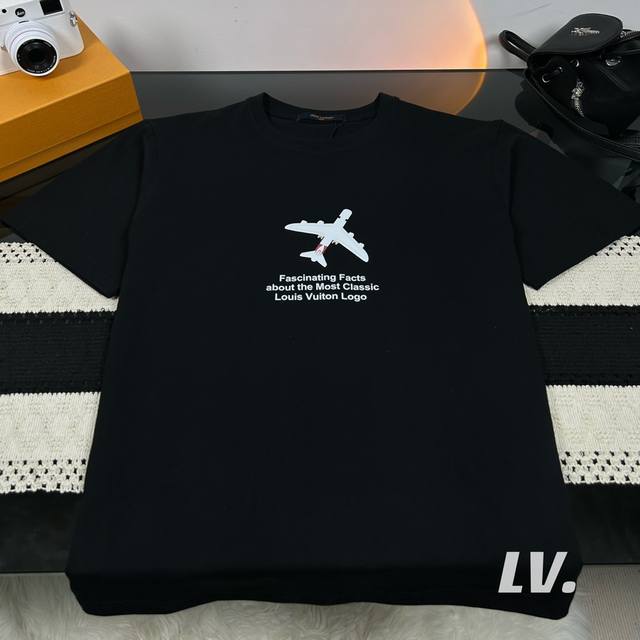 100 - Louis Vuitton/路易威登 Lv胸口飞机Logo印花短袖T恤 - 热度款Tee！潮男潮女必备单品！可随意穿搭！对色对位直喷工艺！图案呈现出