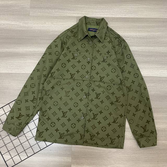 200 路易威登Louis Vuitton 植绒压花字母暗纹棉质衬衫式帆布工装外套 Lv新款满身经典Monogram夹克，布匹做植绒工艺 手工丝网胶浆+粘合剂打