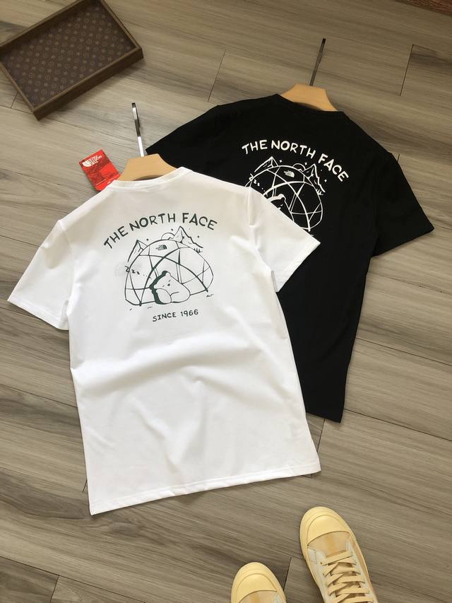 110 tnf｜北面 The North Face 徽标刺绣 后背瞌睡熊大Logo印花 男女款圆领短袖T恤. 颜色：白色 黑色. 材质：精梳棉面料. 工艺：印花