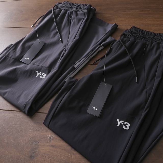 p110 严选好货！Y-3新款男士休闲运动长裤！经典时尚款，客供锦氨弹力梭织面料，柔软细腻，舒适透气！阔腿设计版型，三条杠印花点缀，拉链口袋套结，内里包边，做工