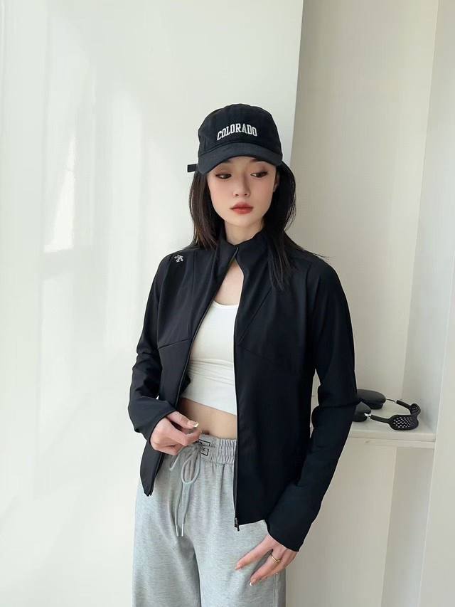 200 韩国专柜韩国直邮代购女士户外运动开衫休闲透气弹力修身瑜伽外套，拼接剪裁，版型超赞，健身运动瑜伽必备款，永远可以相信迪桑特的版型，上身显瘦且舒服，面料有弹