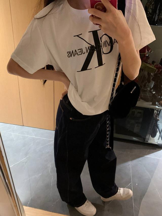 100 calvin Klein Jeans Ck 字母Logo印花刺绣圆领短袖T恤 款号：25672302764 颜色：黑色 白色 尺码：Sml s胸围100
