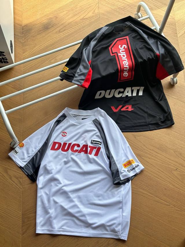 供180 Supreme X Ducati 杜卡迪 联名款 Ss24 Week16 硅胶皮质 Logo字母球衣短袖男女同款 黑色 白色 s~Xl 原版解析，顶级