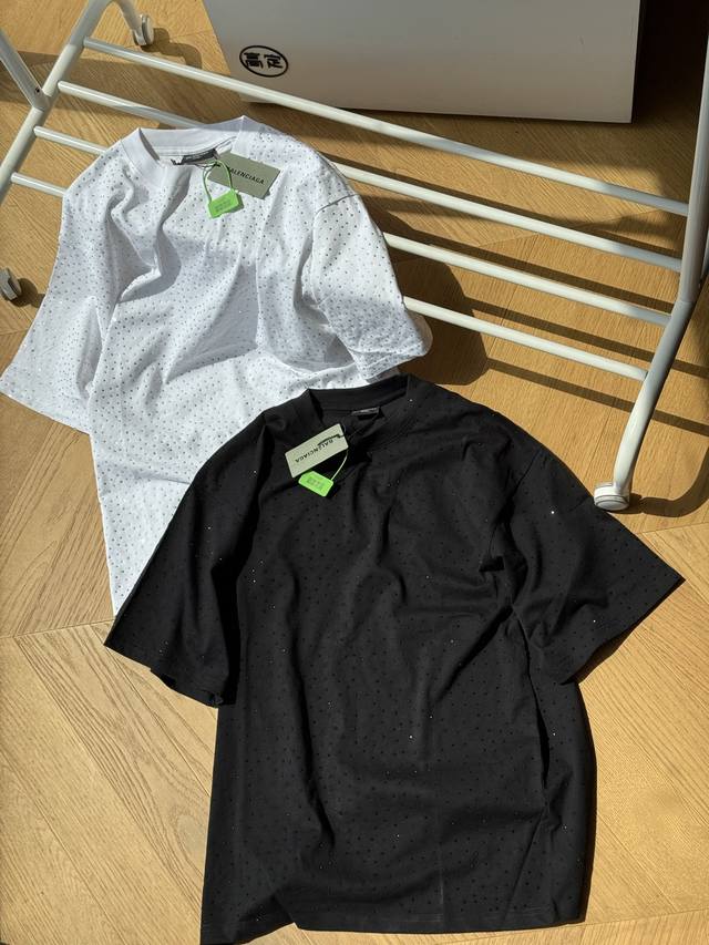供120 Balenciaga/巴黎世家 满天星 纯色休闲圆领套头短袖T恤 男女同款 黑色 白色 Xs~L 顶级版本，原版260G双纱面料，预缩处理，亲肤舒适，