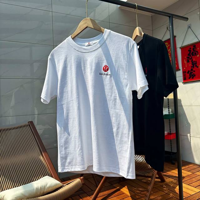 80【盒装刺绣】Lululemon男士高克重纯棉刺绣Logo亲肤透气圆领短袖T恤 这款采用230克高克重精梳棉面料 手感细腻柔软 质感光泽 吸湿性好 久穿久洗不