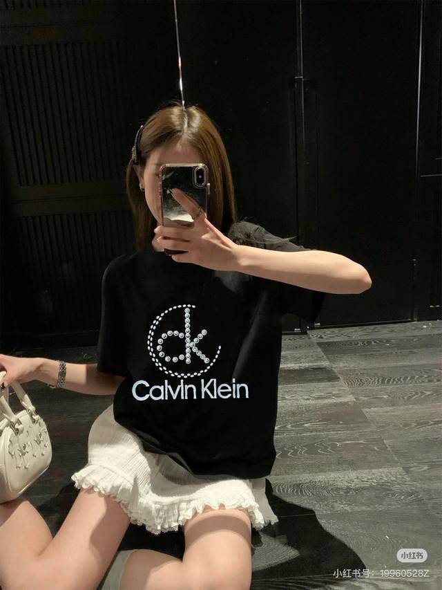 p100（模特图组） 款号：Zmr29# calvin Klein重工珍珠镶嵌印花圆领短袖 280克纯棉双砂面料 所有面料均已提前做过缩水 品质第一 所见即所