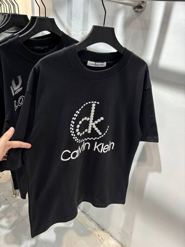 p100 款号：Zmr29# calvin Klein重工珍珠镶嵌印花圆领短袖 280克纯棉双砂面料 所有面料均已提前做过缩水 品质第一 所见即所得 不会洗一