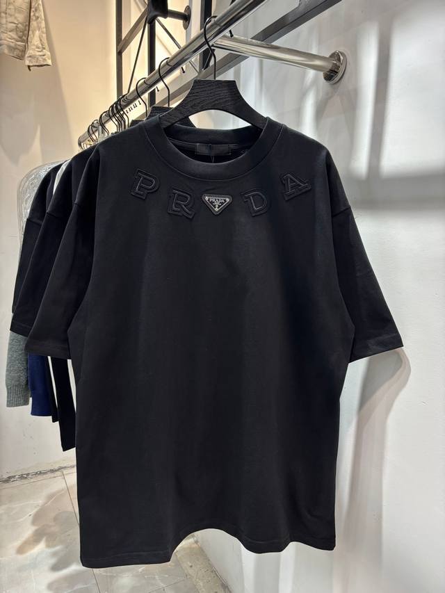 p100 款号：Zmr27# prada 普拉达官网同步新款烧花字母经典三角铁标圆领短袖 280克纯棉双砂面料 所有面料均已提前做过缩水 品质第一 所见即所得