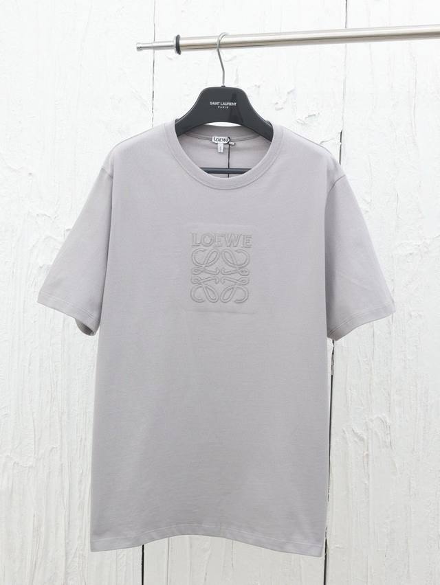 顶级版本180【Loewe马卡龙刺绣短袖】 25Ss官网新款Loewe 罗意威马卡龙做旧锯齿线刺绣Logo短袖 面料采用定染50支平纹双股炒色面料，新疆小棉花定