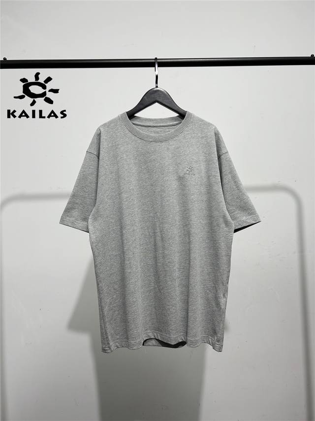 120 凯乐石Kailas柜子最新款刺绣小标短袖T恤！ kailas男女同款短袖 重工打造，这次虎家的东西改变了以往的刺绣风格 而是用了新的标，胸前爱心Logo