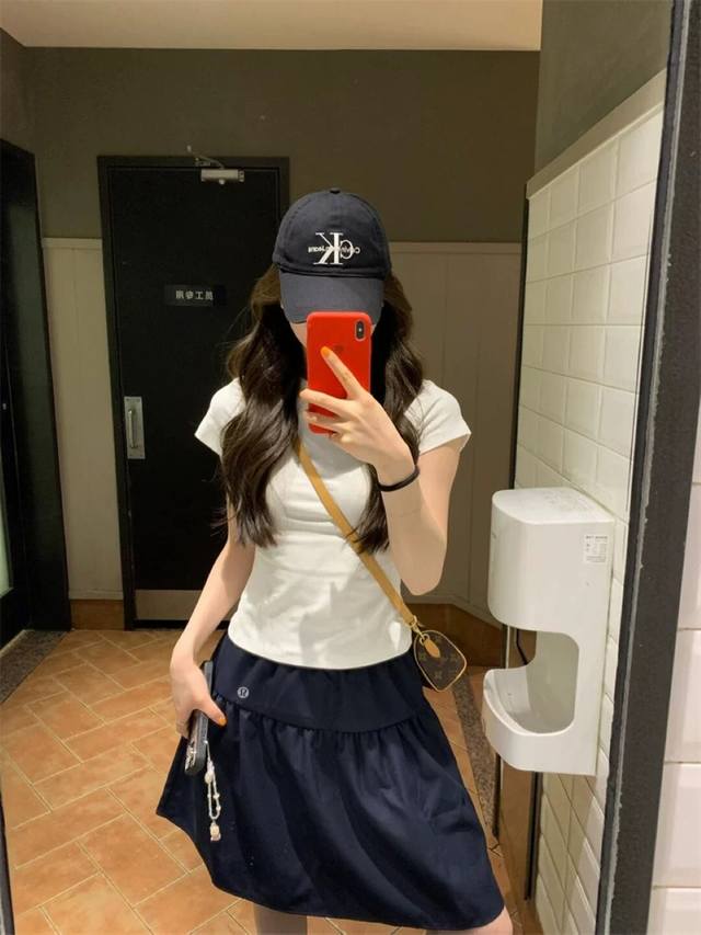 120 Lululemon运动裙 一套就灰常减龄显嫩哈 真滴秒变校园学妹 让人重返十八岁了啊啊啊 松紧高腰的设计 对各种身材姐妹都敲友好~ a字裙型 裙摆做了拼