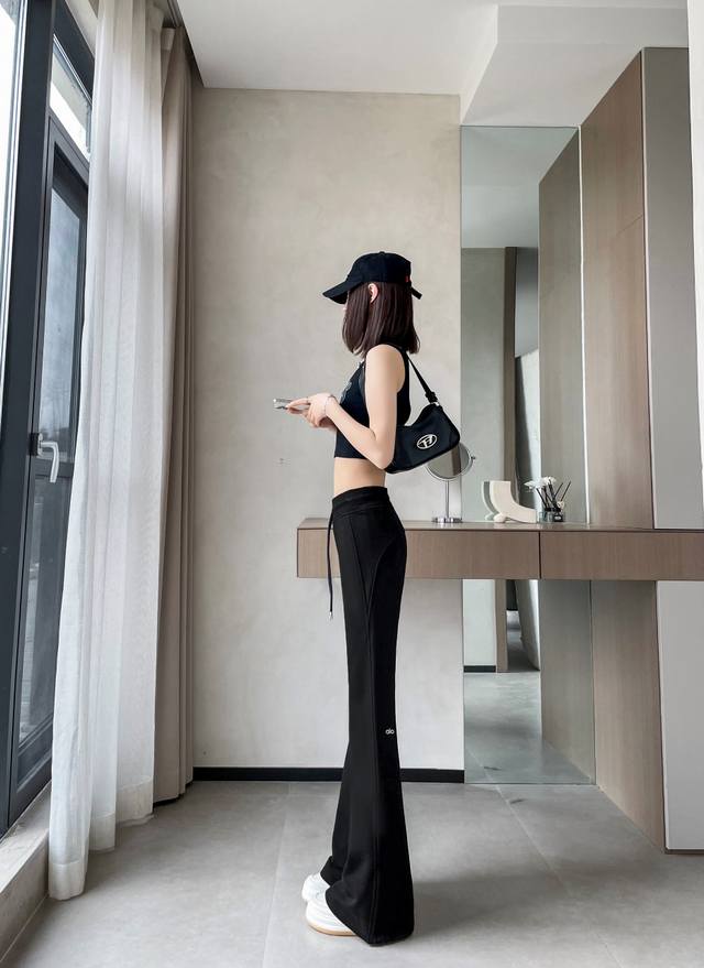 110 挖到宝！Alo 这条喇叭卫裤 美式辣妹感拉满 宝子们，春天的裤子清单里必须有 Alo 这条微喇运动裤 美式复古风十足，显瘦又百搭，简直是衣柜里的 “神”