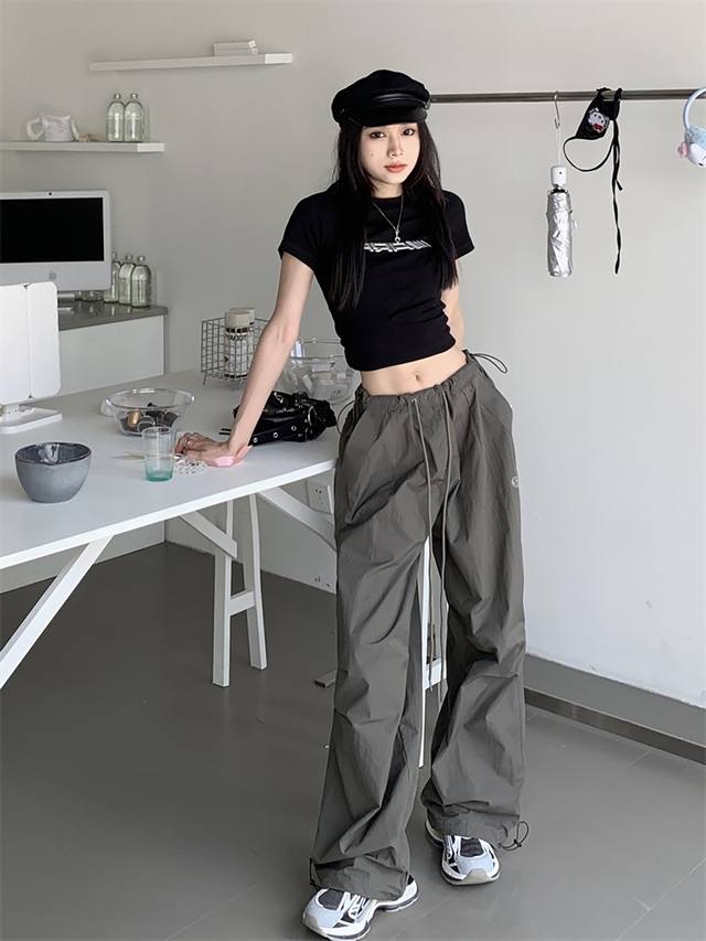 120。露露Lululemon新款美式复古的长裤是你秋季衣橱里必备的单品。抽绳设计和束脚裤脚让你不用再为裤子太长或者太短的问题烦恼。这款长裤不仅百搭，而且时尚流