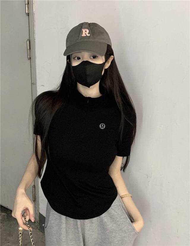 140两件。露露Lululemon小众纯棉短袖T恤，采用了拉链翻领设计，不仅时尚别致，还可以调节领口的宽度，让你随心所欲地展现不一样的风格。收掐腰的设计，让你的