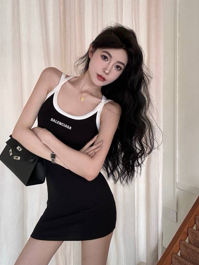 110。巴黎世家Balenciaga新款辣妹黑色吊带连衣裙来啦！这款连衣裙性感露背，撞色无袖设计，收腰包臀，让你的身材得到最大程度的展示。 黑色是永远的经典，搭