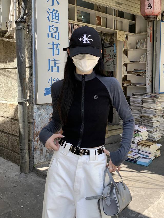 120。Lululemon露露家长袖紧身T恤女 正肩修身鱼骨运动瑜伽服健身上衣，是一款非常适合运动爱好者的衣服。它采用高质量的面料制作，具有非常好的透气性和吸汗