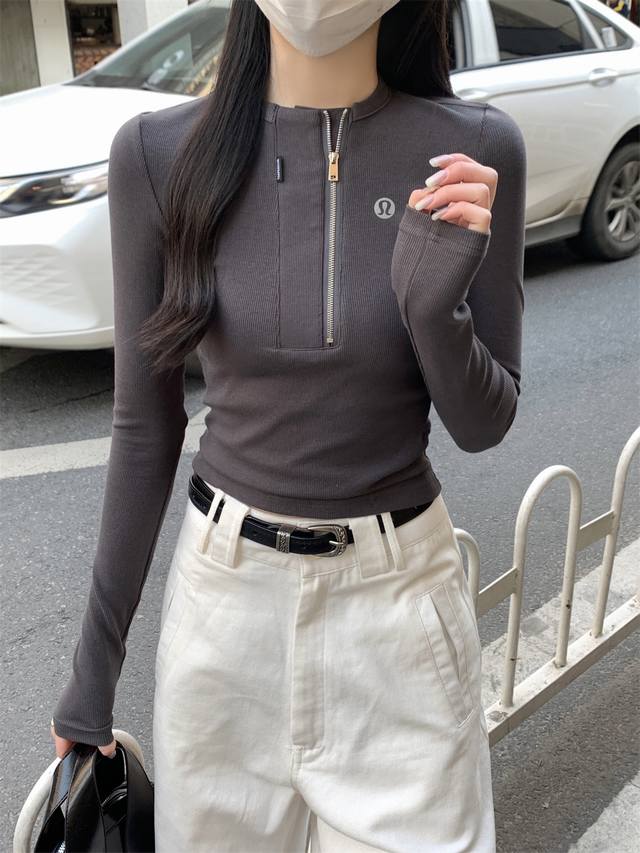 120。Lululemon露露家长袖拉链紧身T恤女 正肩修身运动瑜伽服健身上衣，是一款非常适合运动爱好者的衣服。它采用高质量的面料制作，具有非常好的透气性和吸汗