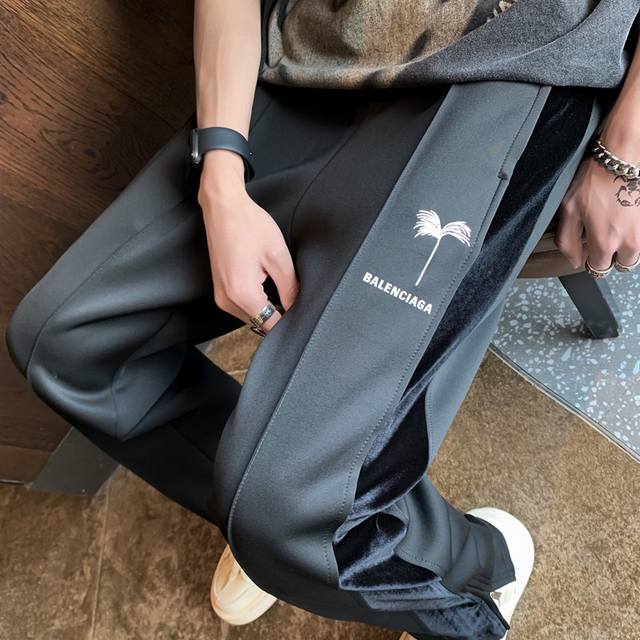 140。巴黎世家Balenciaga新款椰树高街拉链直筒休闲运动裤 不仅有着高街品牌的高品质保证，而且还采用了最流行的裤脚拉链设计，让你的穿着更加个性化。它的材