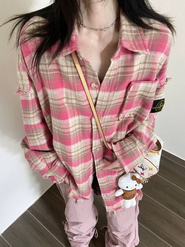 120。石头岛Stone洗水做旧格子衬衫长袖，男女同款，独树一帜的流苏毛边设计如影随形。不再拘泥于性别，只追求时尚的自由。 穿上它，仿佛时间在你的肩头轻轻流淌