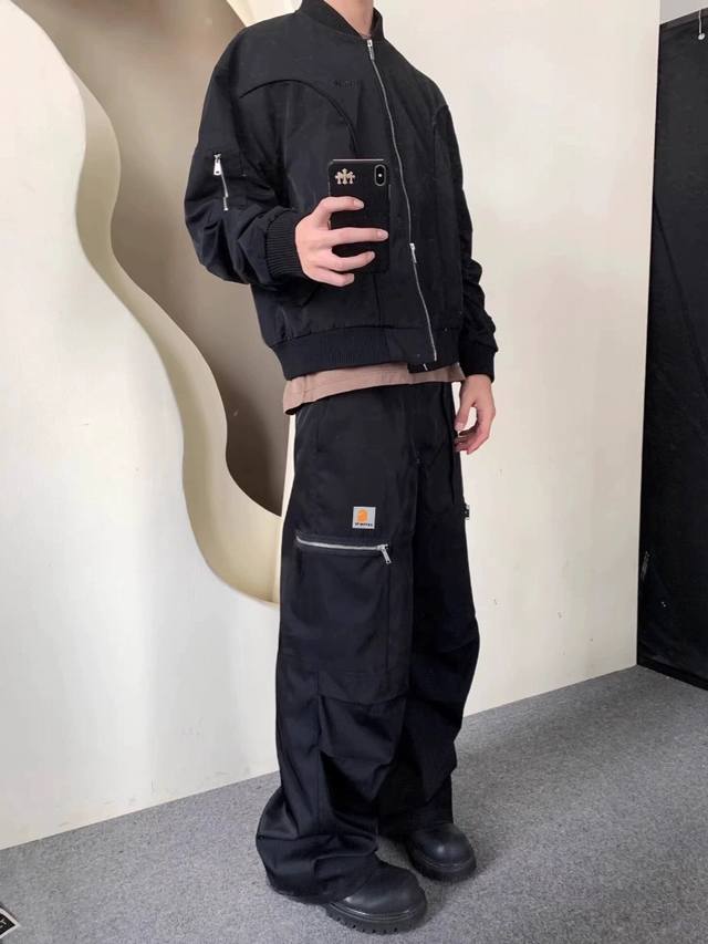 120。卡哈特新款美式复古的长裤是你秋季衣橱里必备的单品。这款大口袋长裤不仅百搭，而且时尚流行，让你走在街头成为时尚的焦点。 ## 舒适自在，运动休闲两相宜 这
