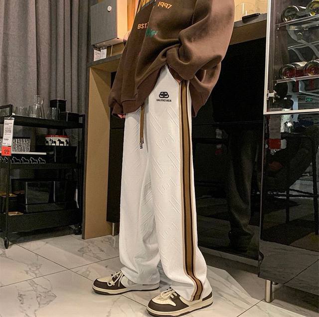 120。巴黎世家Balenciaga新款拼接条纹撞色直筒休闲运动长裤 简简单单的基础款面料舒适透气干净有型宽松直筒设计是这款裤子版型的灵魂所在 怎么搭配都很洋气