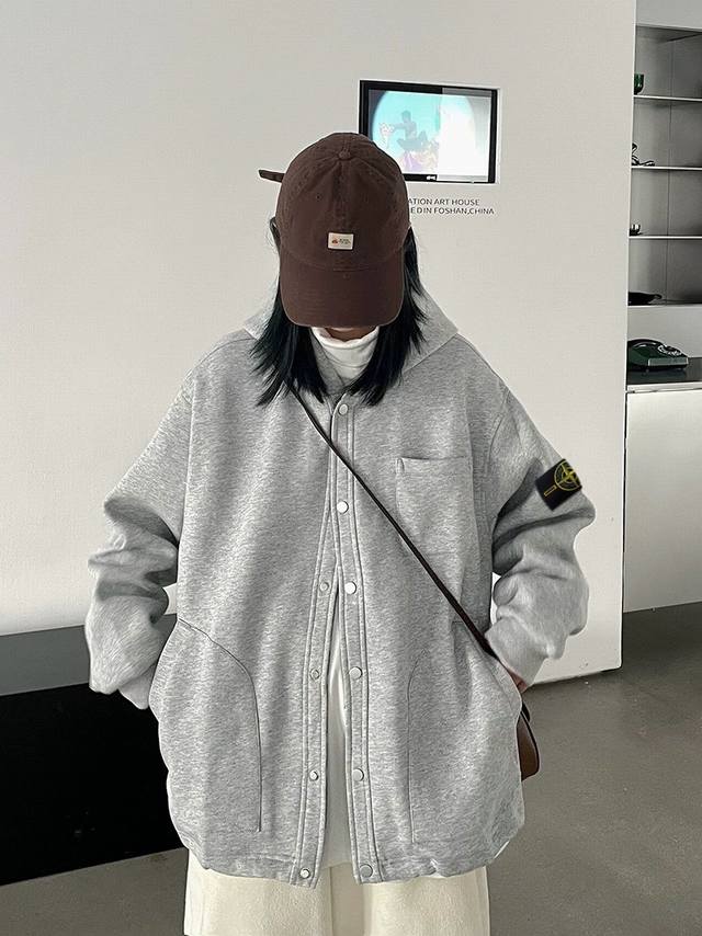 160。石头岛Stone纽扣帽衫卫衣开衫 既能单穿又能佰变搭配的卫衣 是街头常见的风景 它不仅能展现居家的慵懒 也可以有行走于风雨间的活力与能量 宽松的版型遮