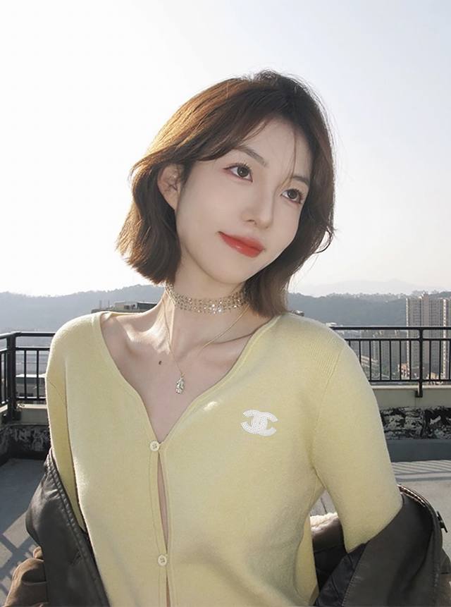 特价80。Chanel香奈儿新款长袖外套，这是一款非常时尚薄款，不仅非常显瘦，如果你想找到一款既优雅又充满了时尚气息的外套，这款长袖外套绝对是你的首选！ 让你在