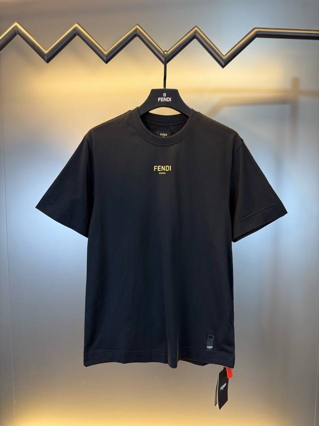 p160 对标专柜★过验版本★Fendi芬迪Ss25春夏新款金色字母标识短袖 定制深渊黑曜丝光棉 柔软细腻 舒适贴肤 正面饰有金色亮片Fendi Roma字样点