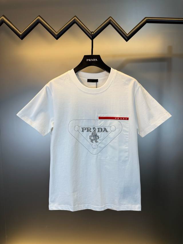 p140 顶级版本★普拉达经典制造 ！ prada Ss25 三角小仆人红标刺绣短袖T恤 实打实的工艺款，满分工艺胸前三角经典P家标识融合小仆人经典元素！！经典