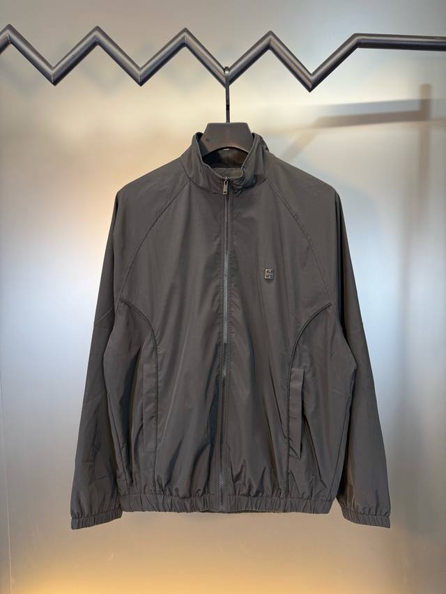 p400 对标专柜★过验版本★Givenchy 纪梵希Ss25春季新款4G拉链夹克外套 定制50D流光绸风衣料以及满天星新中网布 触感如同末来科技 让肌肤愜享呼