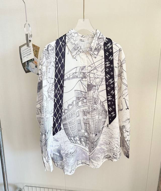 价格：￥120 品名：Chane* 小香复古邮轮丝带绸缎衬衫 尺码：M.L 颜色：白色 灰缎面的杀伤力，温柔且昂贵，高级感一件衬衫足够，送同款丝巾。灰缎面平等地