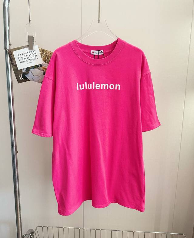 价格：￥100 品名：Lululemo* 全新火龙果色印花短袖 尺码：M.L 颜色：火龙果色 火龙果色辣妹上线，显白又吸睛，轻松穿出少女感！背影超好看的，一眼就