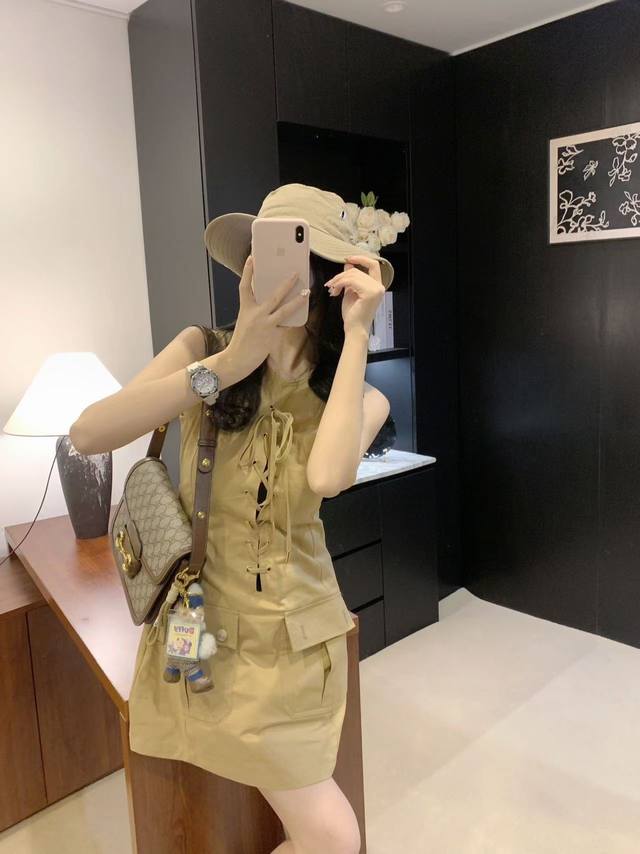 上新180 miumi*/缪缪 超级大爆款来啦最美背心裙 甜酷减龄少女风工装风口袋设计 收腰后褶式裙摆 狠显活力和年轻感 超重工 颜色：卡其 尺码：Sml s码