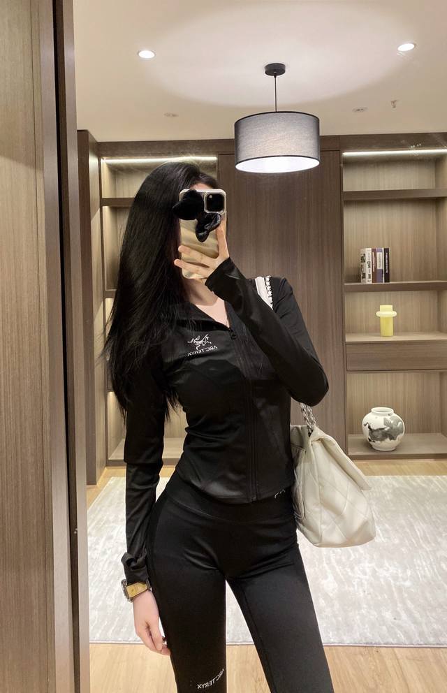 上新外套90 裤子120 ’/始祖鸟 瑜伽服套装推荐 lu家新上的这款加绒瑜伽裤实在是太火了！ 上身显瘦度真的绝了！ 上身舒适又有包裹感~ 能够完美的抚平身上的