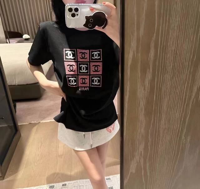 上新 100 Chanel香奈儿新款亮片九宫格毛巾绣短袖 香奶奶小冰块肉眼阔以看到的高级～ 属于香香女孩的夏天 随便穿都好看的款 实物很重工毛绒绒Logo超可爱