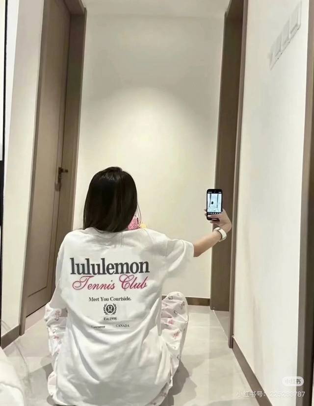 120 lululemon/24Ss春夏新款 植绒印花宽松字母图案男女同款圆领纯棉短袖T恤，宽松版，面料330G全棉精梳棉！品质超级好！！！！ 颜色： 黑色-白