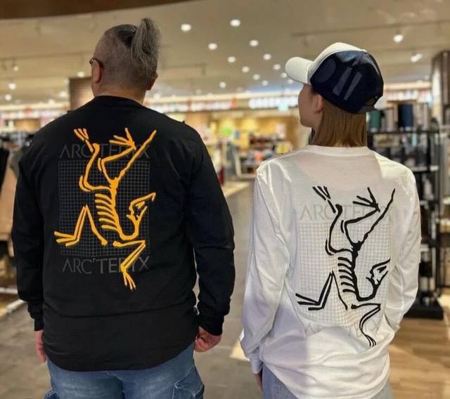 140 arc'teryx始祖鸟背后大鸟标Logo印花长袖T恤卫衣男女同款 330克双纱全棉面料！面料光洁亮丽，柔软抗皱， 垂坠性特别好，上身挺阔有型。 运动居
