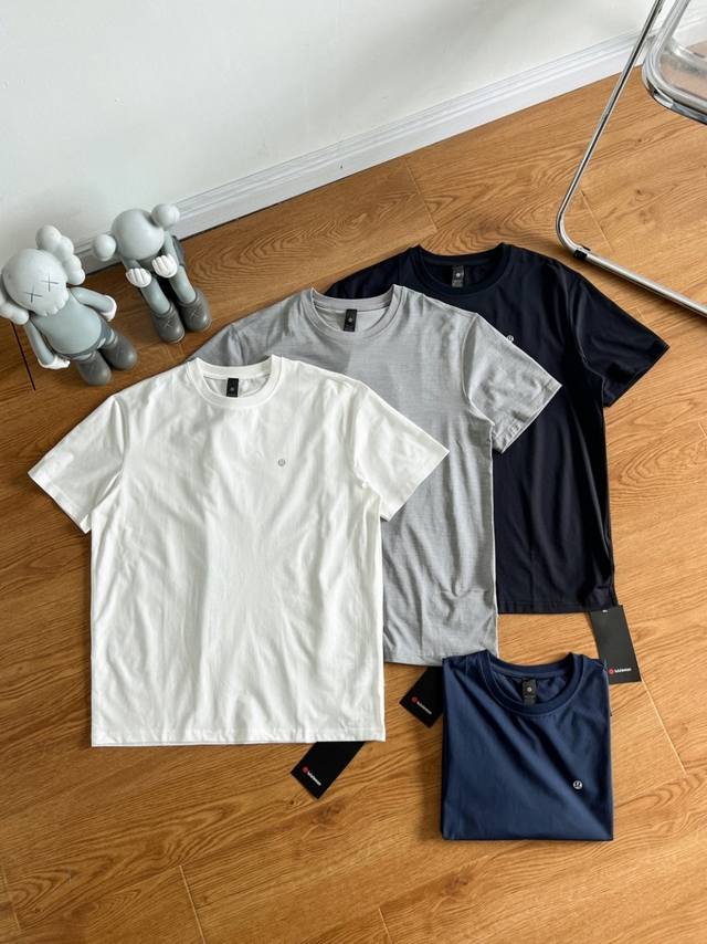 120拿货 Lululemon 2025 男士四色速干圆领短袖！新型科技面料！弹性十足！夏季运动必备的一款轻量化短袖！高定柔软速干面料，很有质感，休闲运动商务兼