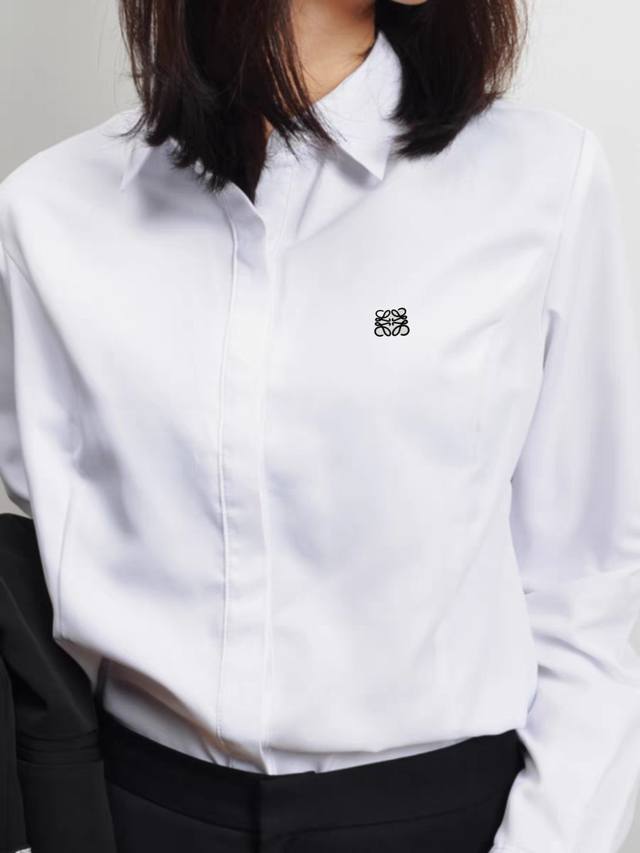 150 loewe/罗意威丝光纯棉衬衫女士新款春季白色长袖职业气质休闲衬衣 新款女士衬衫的设计基调将意式的都市高贵极简风发挥到极致，简洁干净，无任何复杂工艺做噱