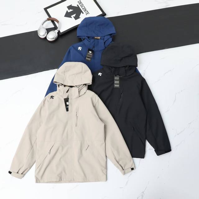 210 【迪桑特/Descente 25Ss新品 防风防水透气轻量硬壳冲锋衣 男女同款】 这款冲锋衣来自专业户外品牌，搭载专业防泼水面料得北欧品牌冲锋衣，设计线