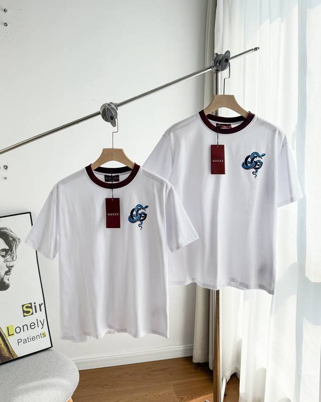 140 （顶级复刻） - Gucci古驰蛇年胸口Logoss25印花宽松休闲经典百搭纯色 圆领套头短袖T恤 情侣款 - 在日常出街的穿搭选择中，Gucci古驰这