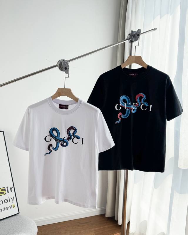 140 （顶级复刻） - Gucci古驰印花最新蛇年新款宽松休闲经典百搭纯色 圆领套头短袖T恤 还在为日常穿搭而发愁？Gucci蛇年新款印花短袖T恤，就是你的时