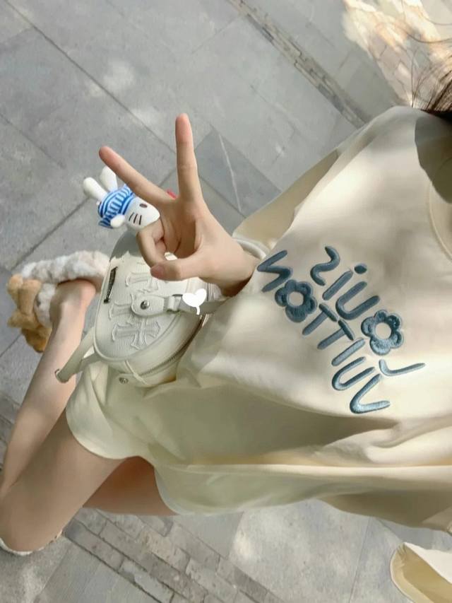 上新 100 Louis Vuittin路易威登新款小花刺绣奶油杏色短袖 赶快查收一件奶乎乎小花T恤！！ 入夏的挚爱T 非常纯欲很贴肤 超级可爱 赵露思既视感