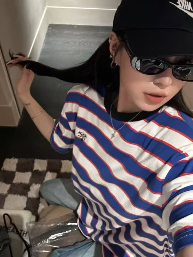 上新 100 Prada普拉达25Ss新款蓝白条纹刺绣Logo短袖T恤 条纹控一整个爱上谁还不是个美少女呢！ 既舒适又有型的撞色Style 显白又实穿 胸前字母