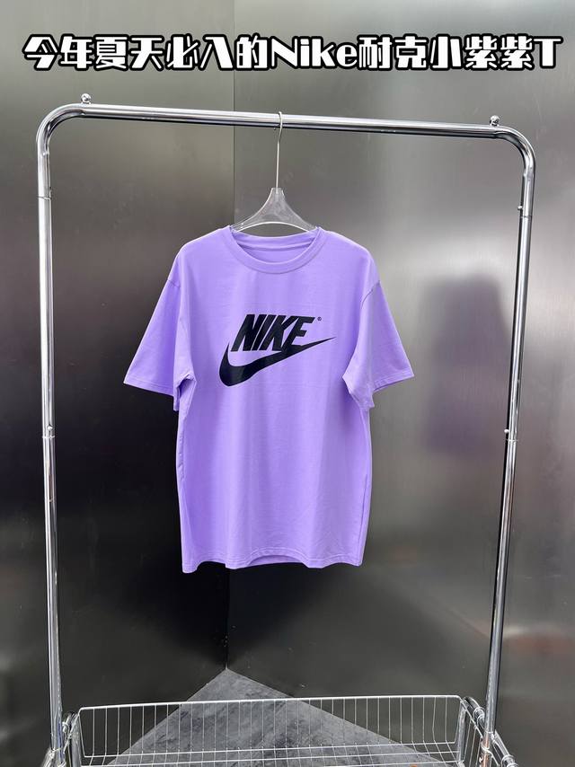 80 潮牌今年夏天必入的Nike耐克小紫紫T 这件耐克紫色短袖真的是看图一眼种草€上身很显白显气质，高级感十足！极简穿搭进口机器印花不开裂 版型宽松男女都可以穿