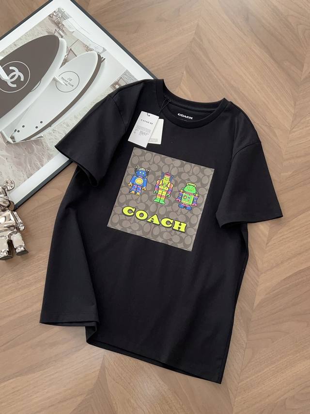 120 coach新款短袖经典C字Logo大家都很熟悉啦，蔻驰的标志性元素，满满的高级感。但这次它和灵动的小机器人印花搭配在一起，瞬间碰撞出奇妙的火花。小机器人