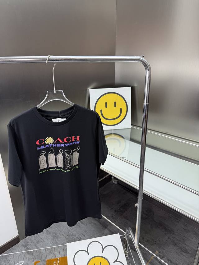 110 coach/蔻驰女士25吊牌贴画T恤短袖舒适休闲上衣 印花趣味生动，随意穿都很有腔调！休闲界的天花板~ 高品质棉质面料，手感柔软细腻，自带筋骨感 松软不