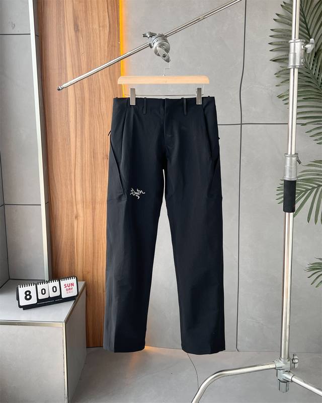 300【全压胶复刻版本】 始祖鸟Veilance Align Mx Pant防泼水软壳机能裤 如果你在寻找一条能轻松游走于商务与休闲场合的裤子，那始祖鸟Veil